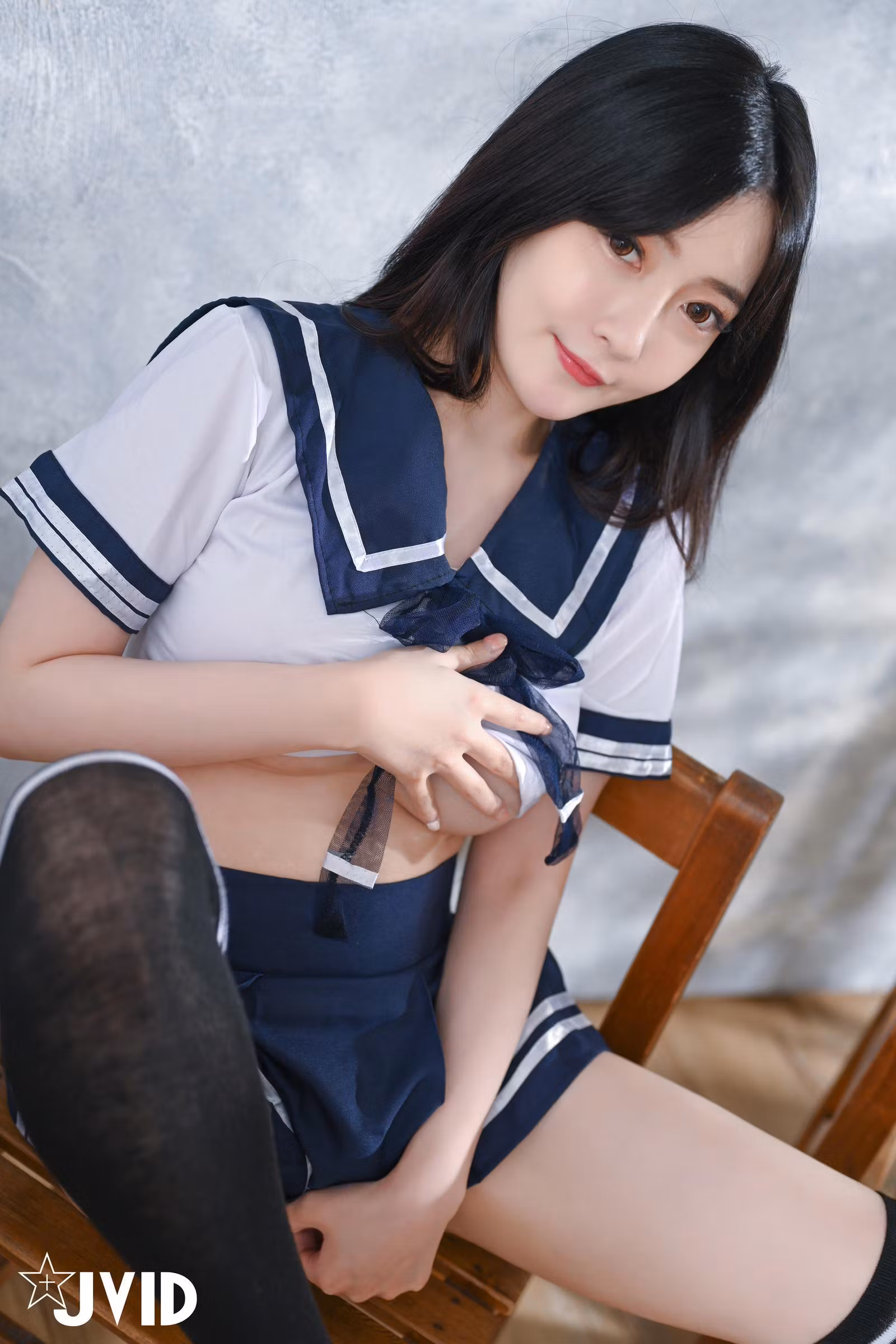 璃奈酱展示修长双腿与甜美微笑的教室特写